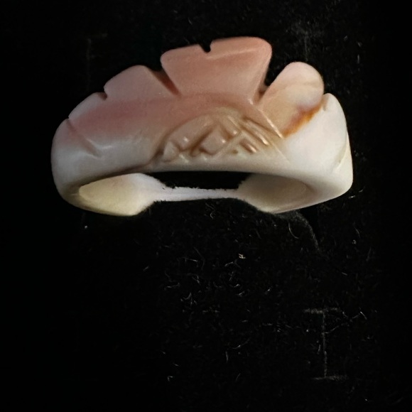 Bohemian Carved Leaf Shell Ring - Picture 9 of 9
